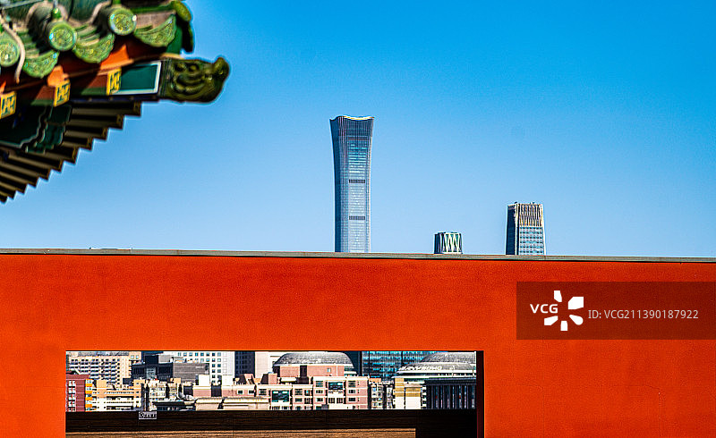 中国北京市，隆福寺眺望北京CBD天际线图片素材
