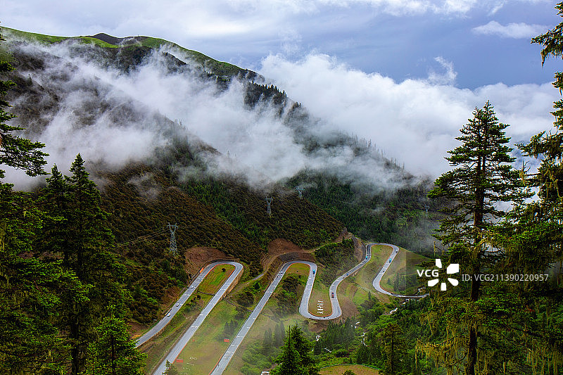 云雾缭绕“天路十八弯”图片素材