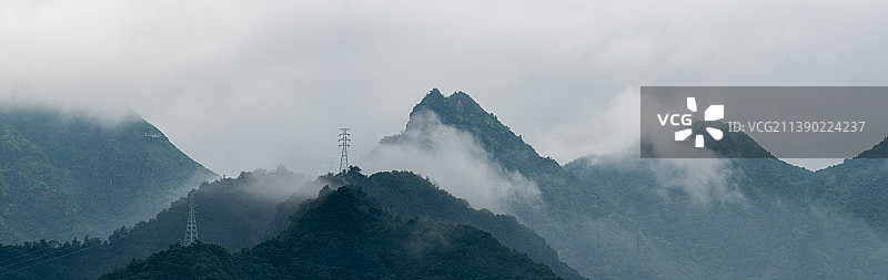 云雾缭绕的山脉图片素材