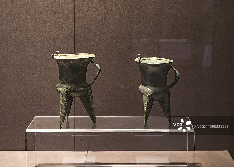 中国夏代青铜器---连珠纹和菱形纹铜斝图片素材