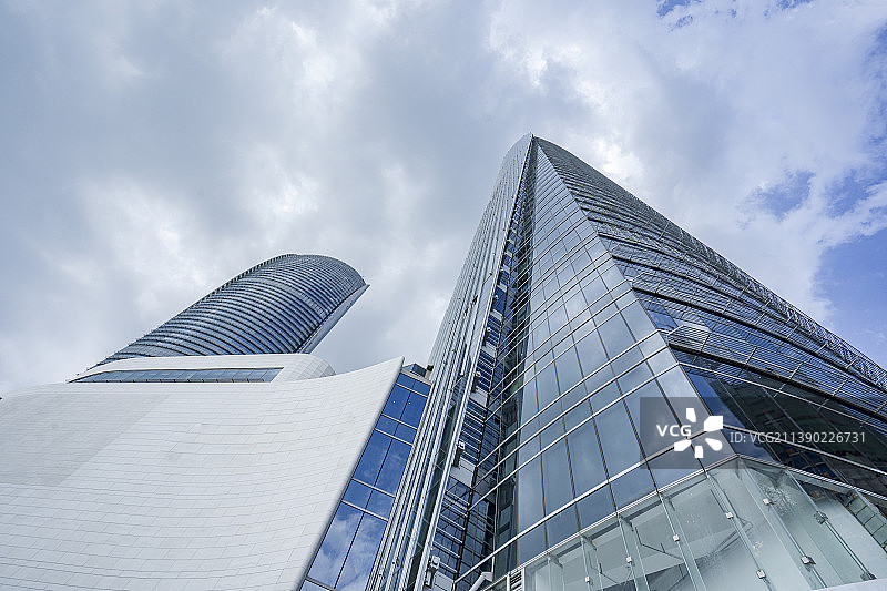 多云天气下厦门海边的双子楼图片素材