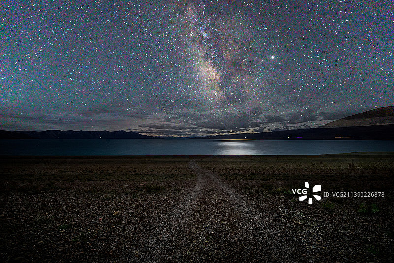 西藏阿里圣湖玛旁雍错星空图片素材
