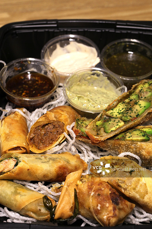 美式小吃牛油果卷墨西哥卷三文鱼卷图片素材