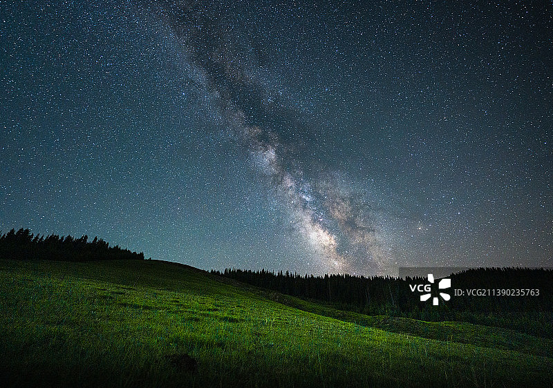 乌鲁木齐草原上的绿地银河图片素材