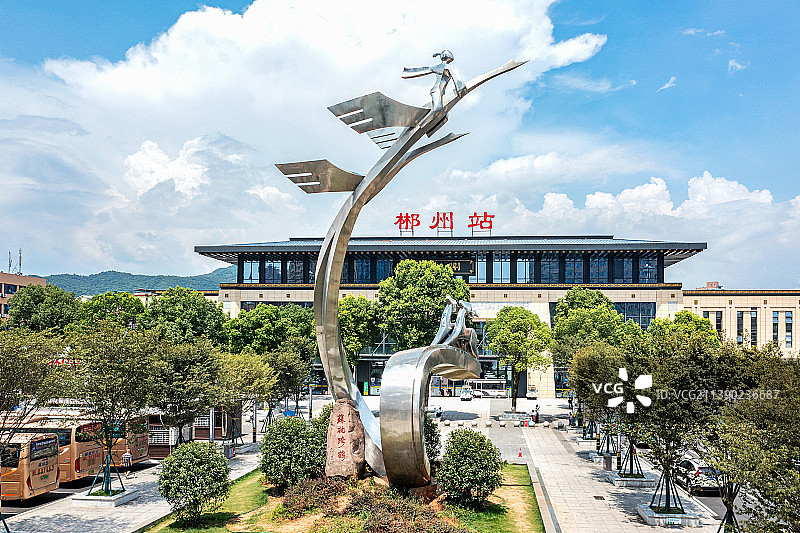 郴州火车站站前苏耽跨鹤雕塑图片素材