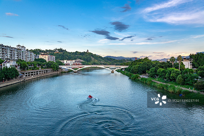夕阳下的小河图片素材