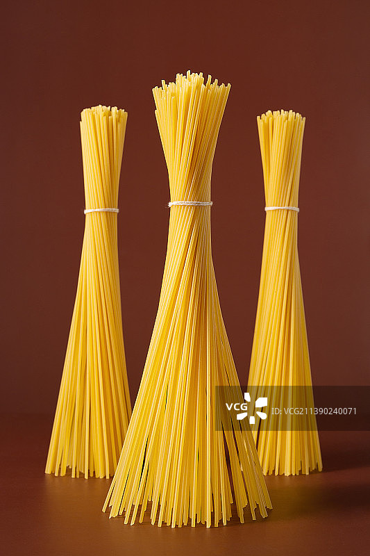 桌上生面食的特写镜头图片素材