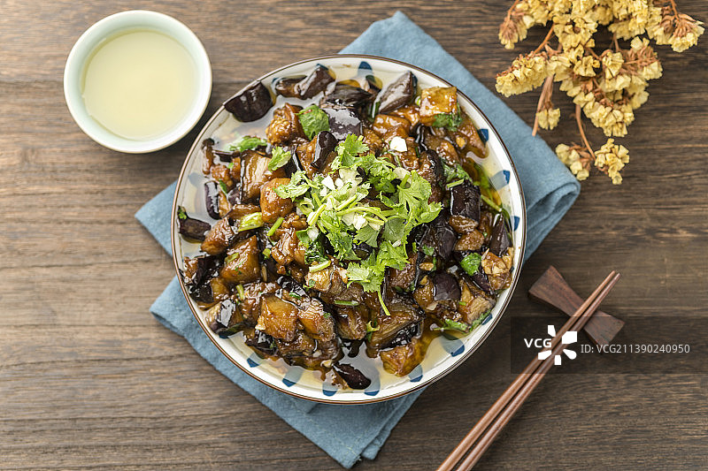 一盘红烧茄子摆放在桌面上特写图片素材