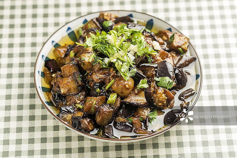 一盘红烧茄子摆放在桌面上特写图片素材