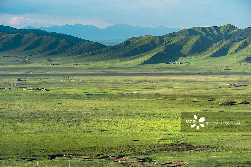 诺尔盖草原夏季高原草地湿地景观图片素材