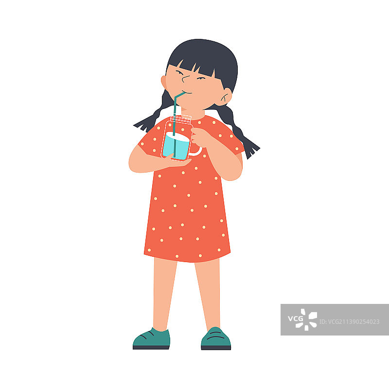从玻璃罐中喝水的可爱女孩图片素材