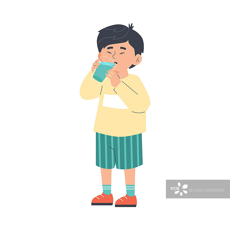 手持玻璃杯喝水的亚洲男孩图片素材