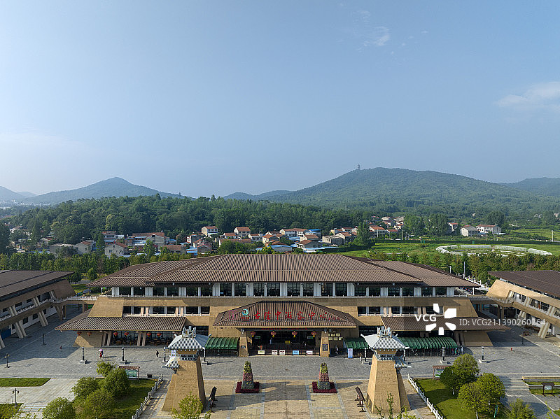 航拍襄阳古隆中风景区游客中心旅游风光图片素材