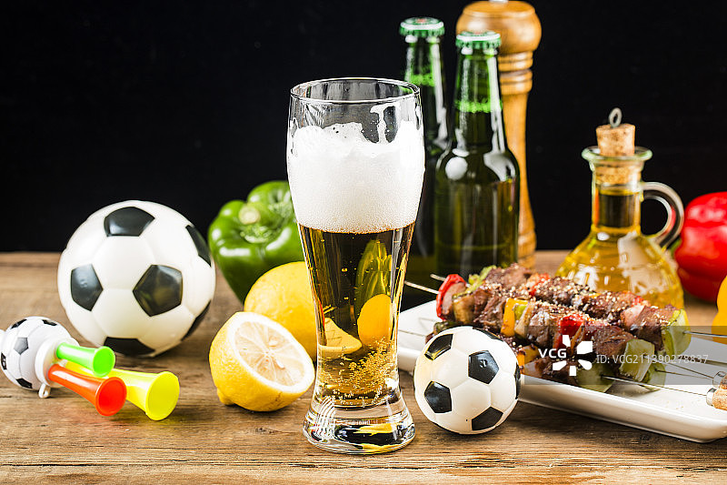 喝酒吃肉串图片素材