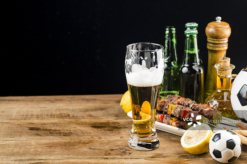 喝酒吃肉串图片素材