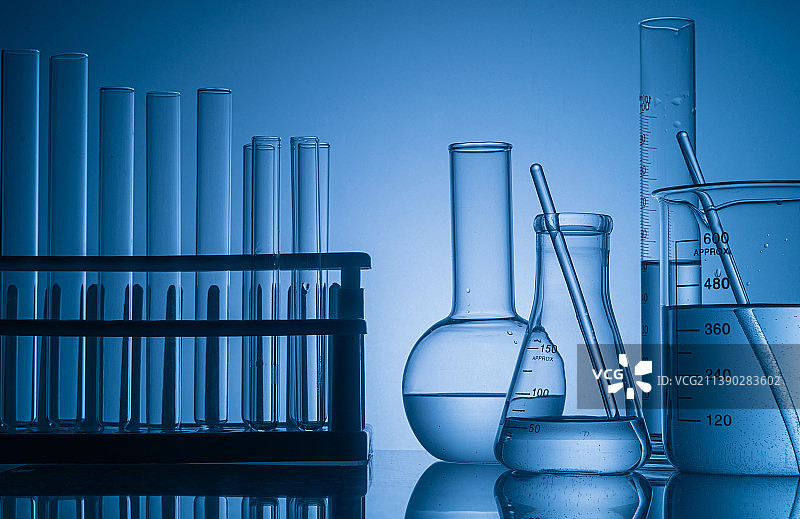 实验室内摆放着玻璃实验器具器皿图片素材