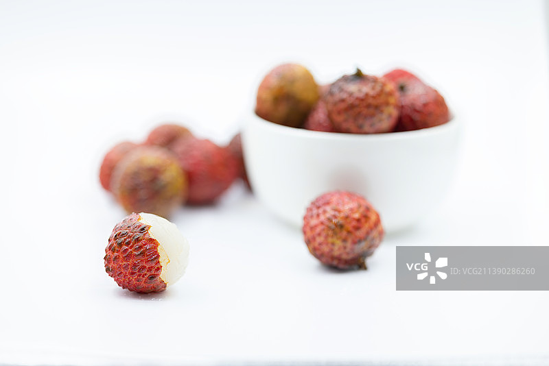 白色背景下糯米滋荔枝特写镜头图片素材