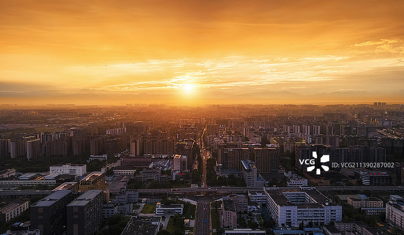 夏天四川成都高新区九兴大道高朋大道晚霞日落雪山下的公园城市阳光天空背景图片素材