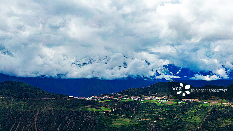 云雾遮罩的梅里雪山  云南迪庆德钦图片素材