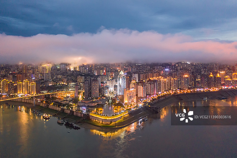 雾锁山城图片素材