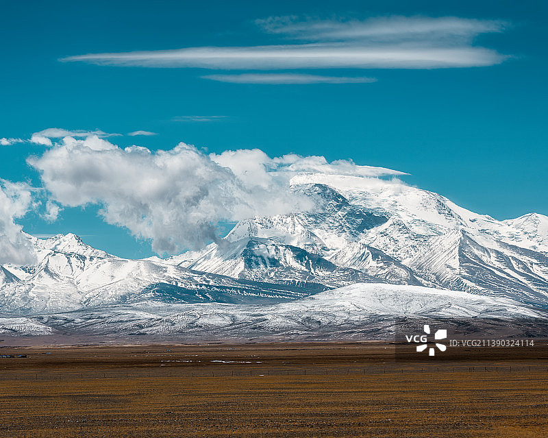 远眺纳木那尼峰图片素材