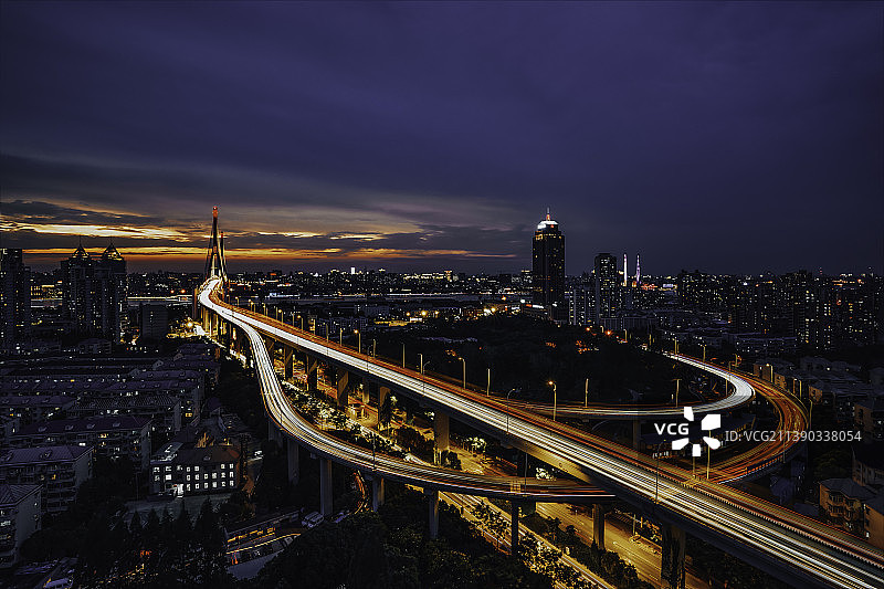 火烧云与高音谱号的完美邂逅图片素材