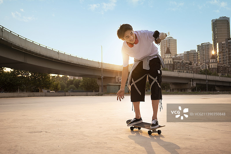 年轻男子滑滑板并用Gopro拍摄图片素材