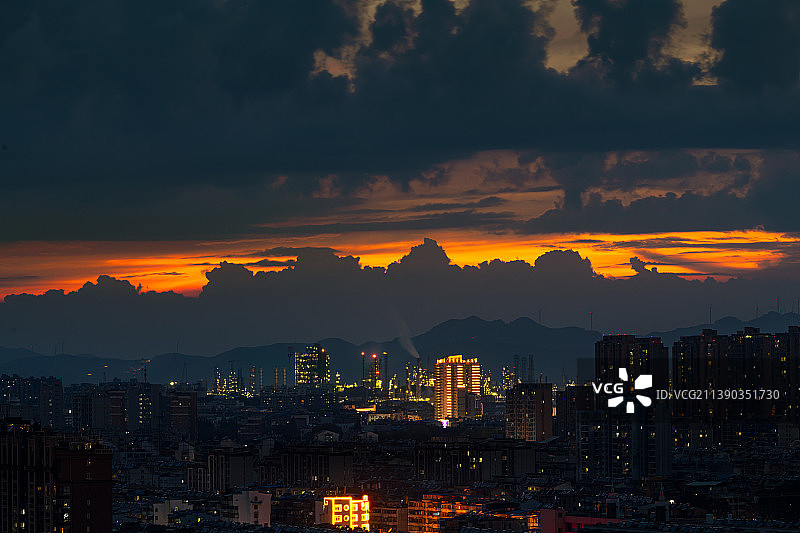 黑暗中的一抹夕阳图片素材