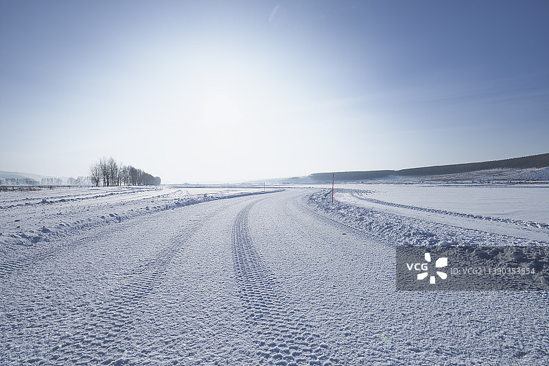 逆光冰雪道路雪地车道图片素材