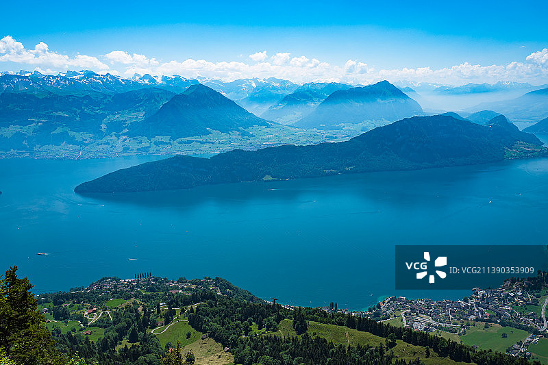 瑞士卢塞恩瑞吉山顶远眺阿尔卑斯山脉图片素材