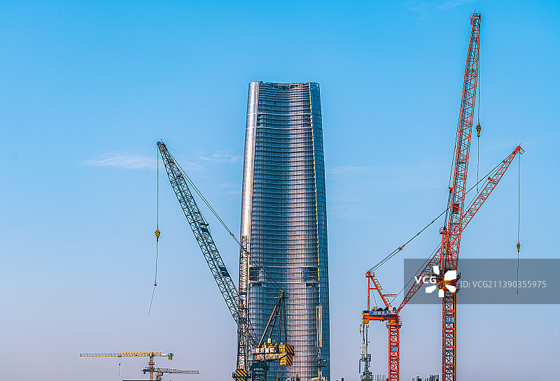 武汉地标建筑夏季白天施工建设场景图片素材