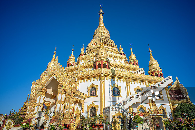 中国云南德宏州芒市著名景点勐焕大金塔风光图片素材