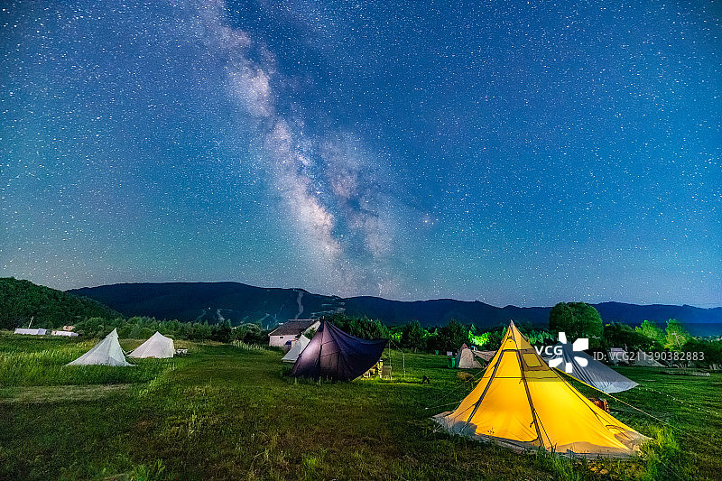 山边草地上帐篷露营看星空银河图片素材