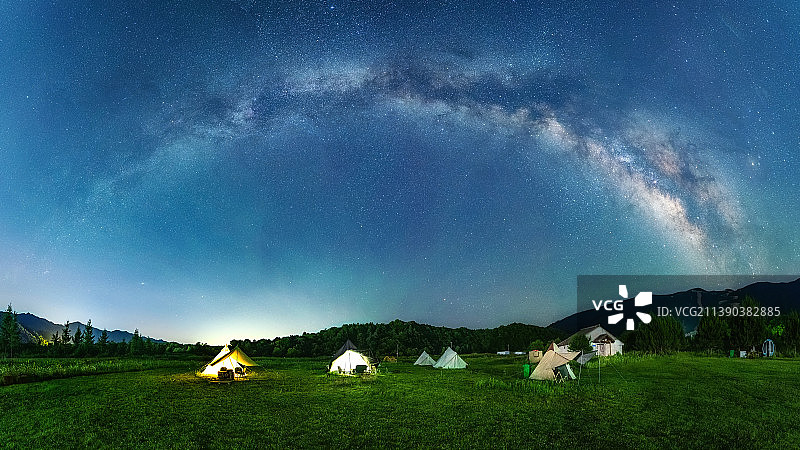 山边草地上帐篷露营看星空银河银拱图片素材