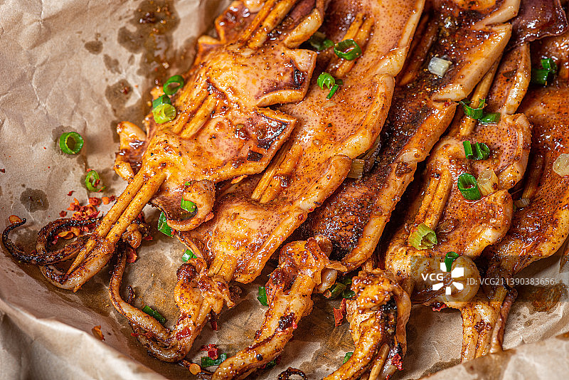 鲜味十足的铁板鱿鱼撒上辣椒面图片素材