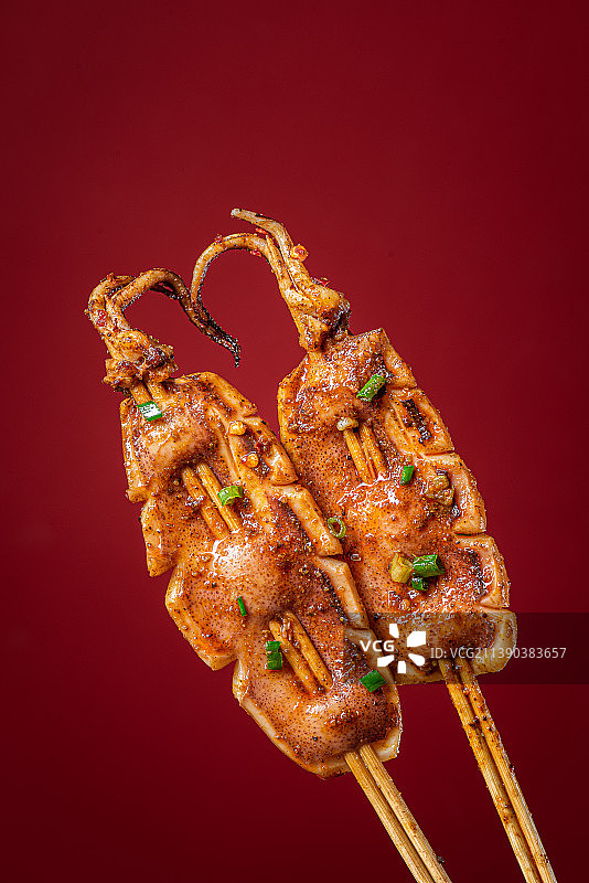 鲜味十足的铁板鱿鱼撒上辣椒面图片素材