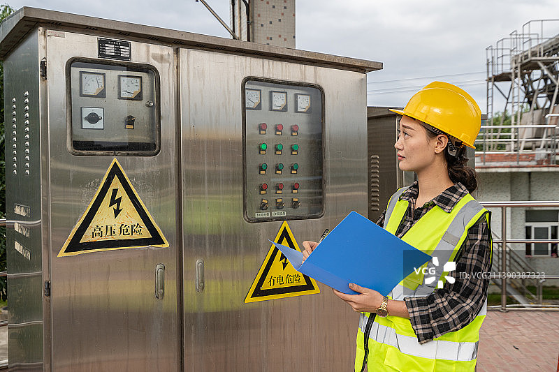 仪表盘前观察记载的女性工程师图片素材