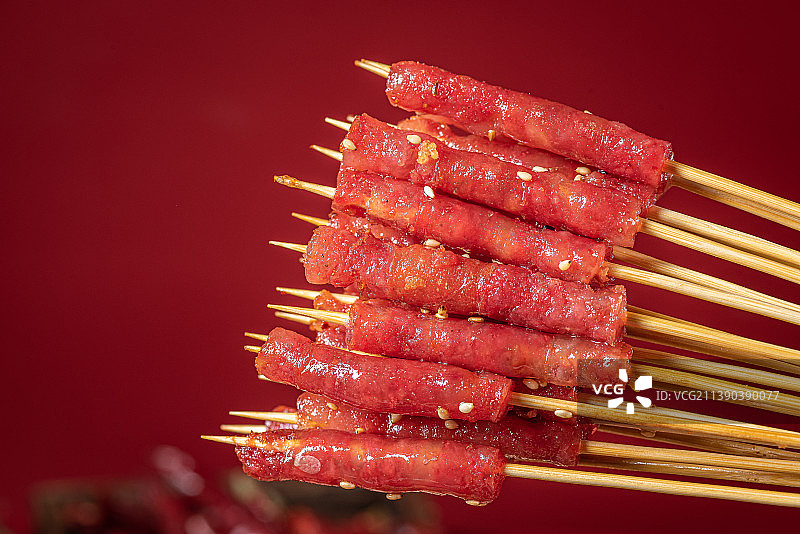 滋滋冒油的烤小腊肠图片素材