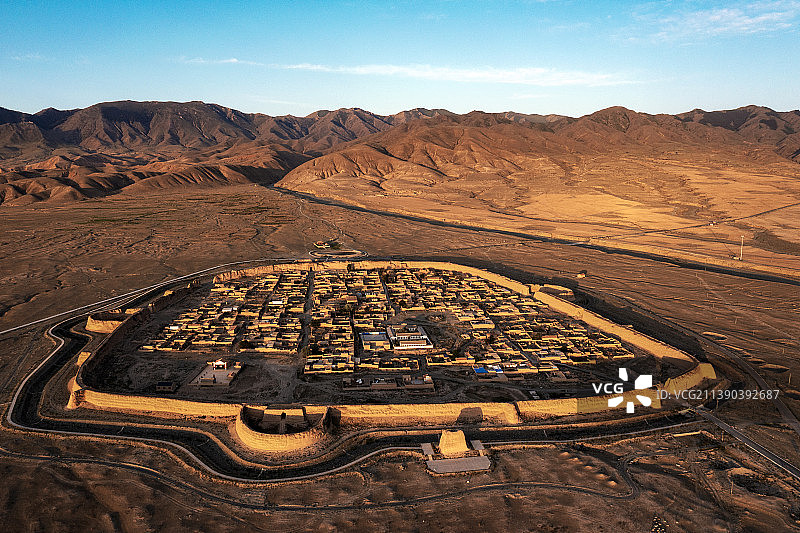 朝阳沐浴下的永泰古城图片素材