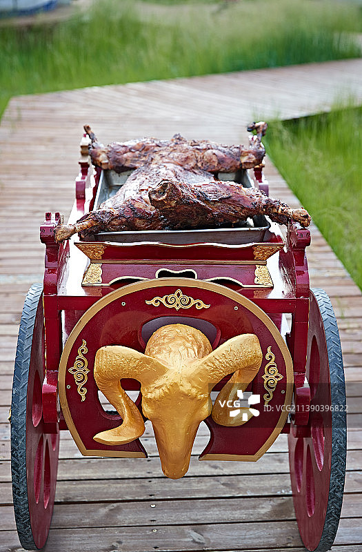 蒙古族特色美食烤全羊图片素材