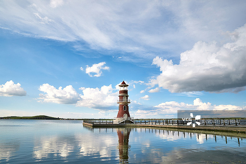 中国河北省张家口沽源县天鹅湖景区湖畔灯塔图片素材