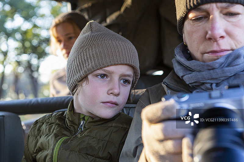 博茨瓦纳奥卡万戈三角洲：车辆中的三个游客图片素材