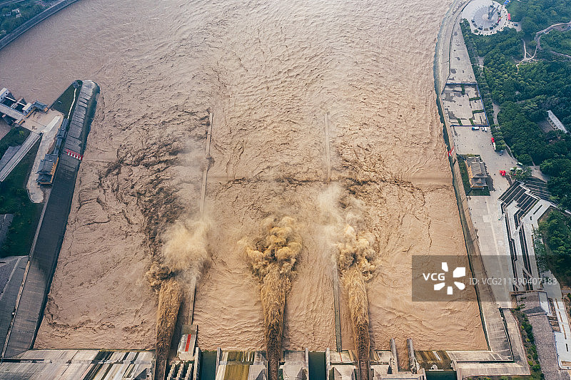 航拍河南省洛阳市黄河水利枢纽风景区调沙壮观场面图片素材