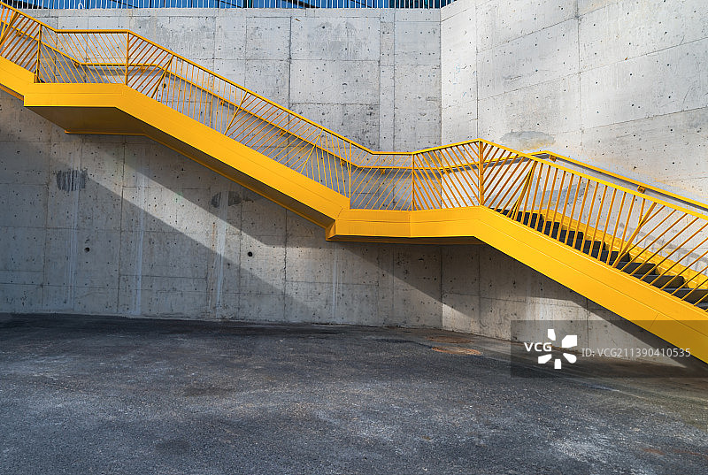 河口软件园空荡荡的楼梯和现代建筑图片素材