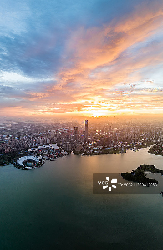 江苏苏州工业园区金鸡湖景区航拍，苏州国际金融中心，朝霞图片素材