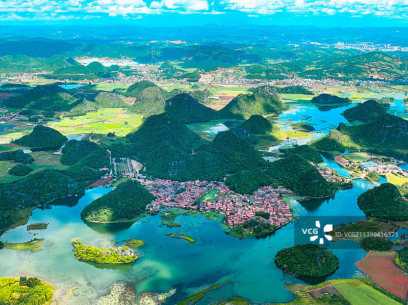 群山环抱人间仙境-普者黑图片素材