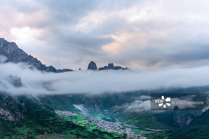 清晨时的扎尕那图片素材