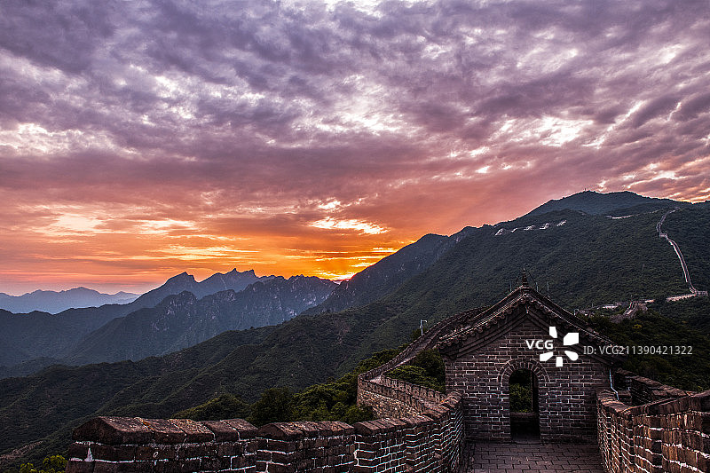 霞映慕田峪长城图片素材