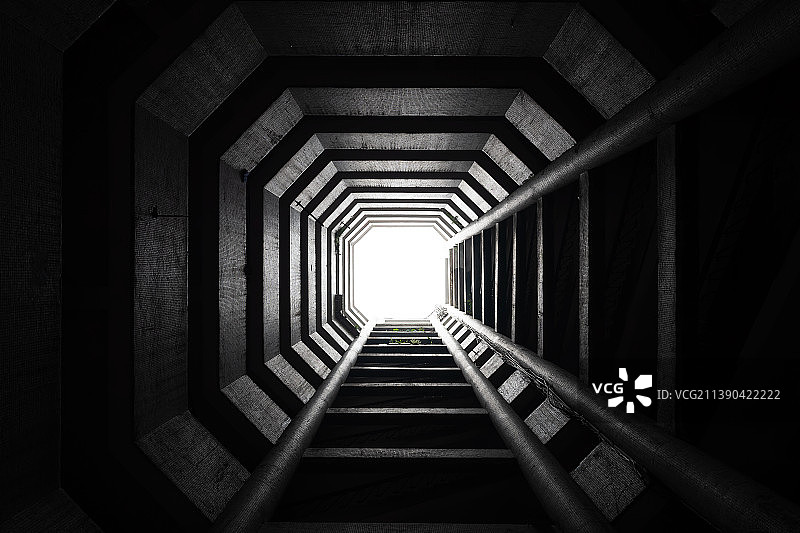 重庆海棠溪筒子楼内部结构仰拍图片素材