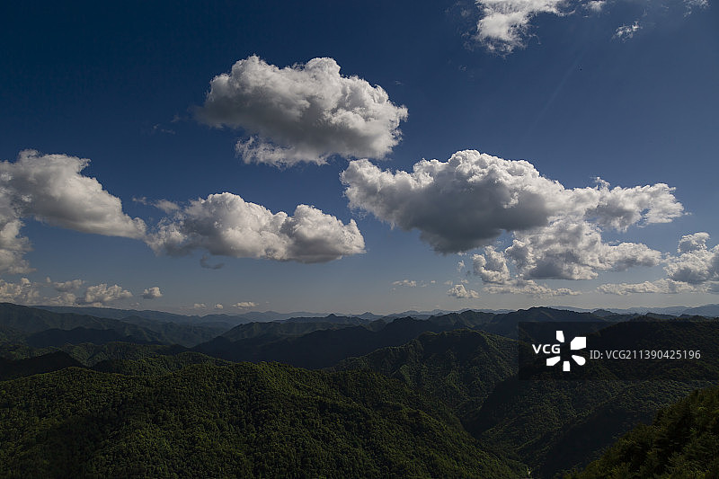 高视角下蓝天白云中的陕西汉中留坝紫柏山图片素材
